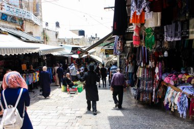 Kudüs İsrail 28 Mayıs 2018 David sokakta Müslüman çeyreğinde Eski Kudüs şehri sabahları yürüyüş bilinmeyenli insan görünümü