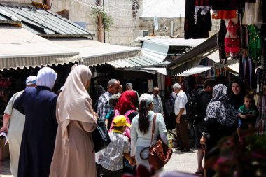 Kudüs İsrail 28 Mayıs 2018 David sokakta Müslüman çeyreğinde Eski Kudüs şehri sabahları yürüyüş bilinmeyenli insan görünümü