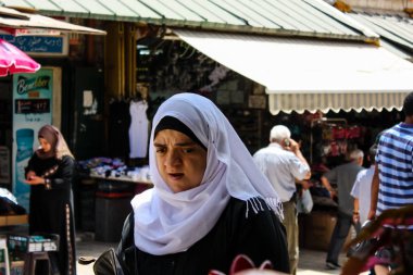 Kudüs İsrail 28 Mayıs 2018 David sokakta Müslüman çeyreğinde Eski Kudüs şehri sabahları yürüyüş bilinmeyenli insan görünümü