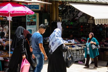 Kudüs İsrail 28 Mayıs 2018 David sokakta Müslüman çeyreğinde Eski Kudüs şehri sabahları yürüyüş bilinmeyenli insan görünümü