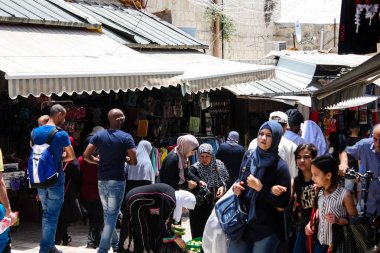 Kudüs İsrail 28 Mayıs 2018 David sokakta Müslüman çeyreğinde Eski Kudüs şehri sabahları yürüyüş bilinmeyenli insan görünümü