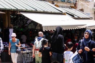 Kudüs İsrail 28 Mayıs 2018 David sokakta Müslüman çeyreğinde Eski Kudüs şehri sabahları yürüyüş bilinmeyenli insan görünümü