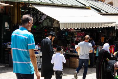Kudüs İsrail 28 Mayıs 2018 David sokakta Müslüman çeyreğinde Eski Kudüs şehri sabahları yürüyüş bilinmeyenli insan görünümü