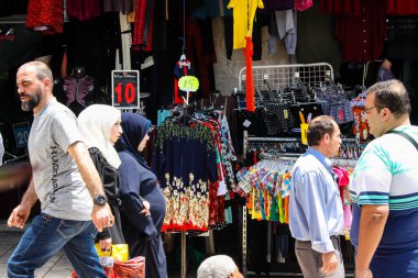 Kudüs İsrail 28 Mayıs 2018 David sokakta Müslüman çeyreğinde Eski Kudüs şehri sabahları yürüyüş bilinmeyenli insan görünümü