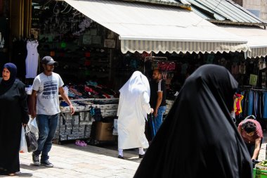 Kudüs İsrail 28 Mayıs 2018 David sokakta Müslüman çeyreğinde Eski Kudüs şehri sabahları yürüyüş bilinmeyenli insan görünümü