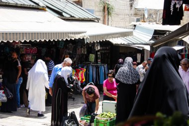 Kudüs İsrail 28 Mayıs 2018 David sokakta Müslüman çeyreğinde Eski Kudüs şehri sabahları yürüyüş bilinmeyenli insan görünümü