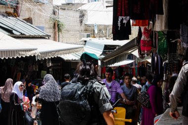 Kudüs İsrail 28 Mayıs 2018 David sokakta Müslüman çeyreğinde Eski Kudüs şehri sabahları yürüyüş bilinmeyenli insan görünümü