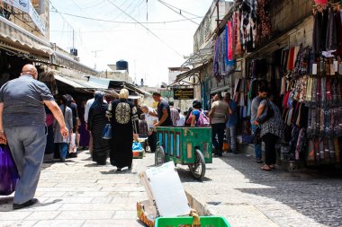 Kudüs İsrail 28 Mayıs 2018 David sokakta Müslüman çeyreğinde Eski Kudüs şehri sabahları yürüyüş bilinmeyenli insan görünümü