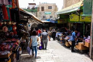 Kudüs İsrail 28 Mayıs 2018 David sokakta Müslüman çeyreğinde Eski Kudüs şehri sabahları yürüyüş bilinmeyenli insan görünümü