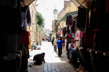 Kudüs İsrail 28 Mayıs 2018 David sokakta Müslüman çeyreğinde Eski Kudüs şehri sabahları yürüyüş bilinmeyenli insan görünümü