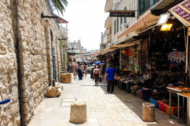 Kudüs İsrail 28 Mayıs 2018 David sokakta Müslüman çeyreğinde Eski Kudüs şehri sabahları yürüyüş bilinmeyenli insan görünümü