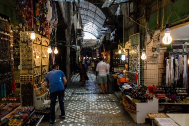 Kudüs İsrail 28 Mayıs 2018 David sokakta Müslüman çeyreğinde Eski Kudüs şehri sabahları yürüyüş bilinmeyenli insan görünümü