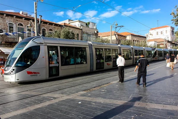 Kudüs İsrail 24 Mayıs 2018 Jaffa street, Jerusalem öğleden sonra tramvay görünümünü