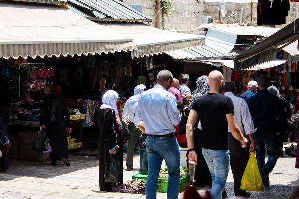 Kudüs İsrail 28 Mayıs 2018 David sokakta Müslüman çeyreğinde Eski Kudüs şehri sabahları yürüyüş bilinmeyenli insan görünümü