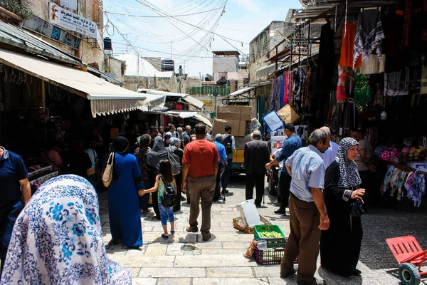 Kudüs İsrail 28 Mayıs 2018 David sokakta Müslüman çeyreğinde Eski Kudüs şehri sabahları yürüyüş bilinmeyenli insan görünümü