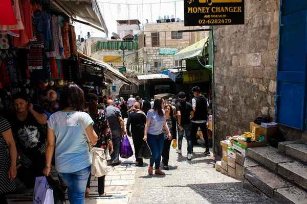 Kudüs İsrail 28 Mayıs 2018 David sokakta Müslüman çeyreğinde Eski Kudüs şehri sabahları yürüyüş bilinmeyenli insan görünümü