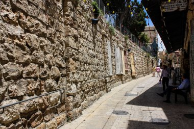 Kudüs İsrail 28 Mayıs 2018 David sokakta Müslüman çeyreğinde Eski Kudüs şehri sabahları yürüyüş bilinmeyenli insan görünümü