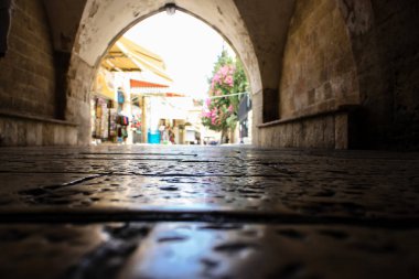 Kudüs İsrail 28 Mayıs 2018 David sokakta Müslüman çeyreğinde Eski Kudüs şehri sabahları yürüyüş bilinmeyenli insan görünümü