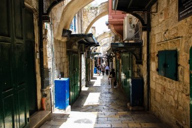 Kudüs İsrail 28 Mayıs 2018 David sokakta Müslüman çeyreğinde Eski Kudüs şehri sabahları yürüyüş bilinmeyenli insan görünümü