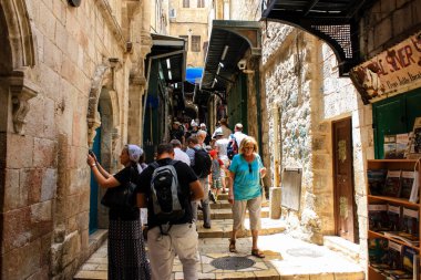 Kudüs İsrail 28 Mayıs 2018 David sokakta Müslüman çeyreğinde Eski Kudüs şehri sabahları yürüyüş bilinmeyenli insan görünümü