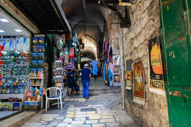 Kudüs İsrail 28 Mayıs 2018 David sokakta Müslüman çeyreğinde Eski Kudüs şehri sabahları yürüyüş bilinmeyenli insan görünümü
