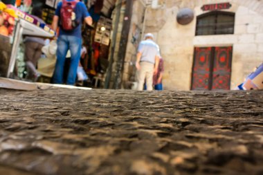 Kudüs İsrail 28 Mayıs 2018 David sokakta Müslüman çeyreğinde Eski Kudüs şehri sabahları yürüyüş bilinmeyenli insan görünümü