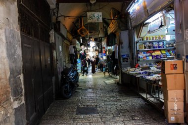 Kudüs İsrail 28 Mayıs 2018 David sokakta Müslüman çeyreğinde Eski Kudüs şehri sabahları yürüyüş bilinmeyenli insan görünümü