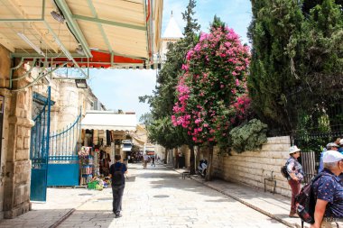 Kudüs İsrail 28 Mayıs 2018 David sokakta Müslüman çeyreğinde Eski Kudüs şehri sabahları yürüyüş bilinmeyenli insan görünümü