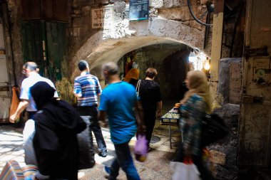Kudüs İsrail 28 Mayıs 2018 David sokakta Müslüman çeyreğinde Eski Kudüs şehri sabahları yürüyüş bilinmeyenli insan görünümü