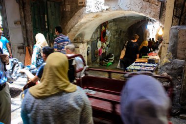 Kudüs İsrail 28 Mayıs 2018 David sokakta Müslüman çeyreğinde Eski Kudüs şehri sabahları yürüyüş bilinmeyenli insan görünümü