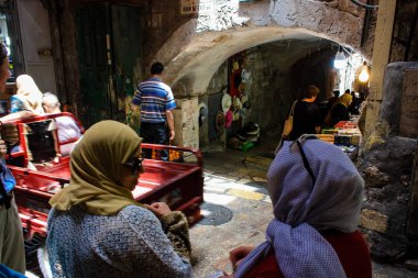 Kudüs İsrail 28 Mayıs 2018 David sokakta Müslüman çeyreğinde Eski Kudüs şehri sabahları yürüyüş bilinmeyenli insan görünümü