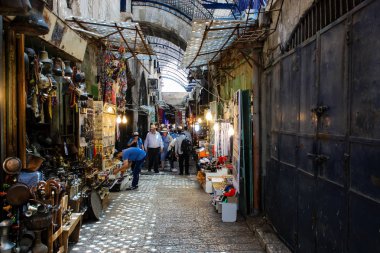 Kudüs İsrail 28 Mayıs 2018 David sokakta Müslüman çeyreğinde Eski Kudüs şehri sabahları yürüyüş bilinmeyenli insan görünümü