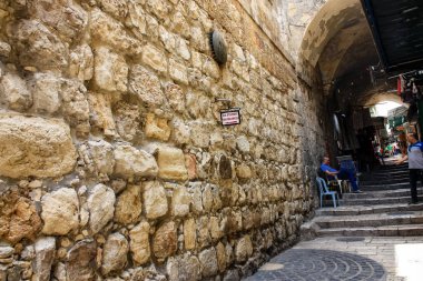 Kudüs İsrail 28 Mayıs 2018 David sokakta Müslüman çeyreğinde Eski Kudüs şehri sabahları yürüyüş bilinmeyenli insan görünümü