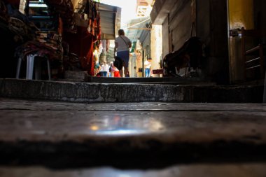 Kudüs İsrail 28 Mayıs 2018 David sokakta Müslüman çeyreğinde Eski Kudüs şehri sabahları yürüyüş bilinmeyenli insan görünümü