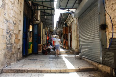 Kudüs İsrail 28 Mayıs 2018 David sokakta Müslüman çeyreğinde Eski Kudüs şehri sabahları yürüyüş bilinmeyenli insan görünümü