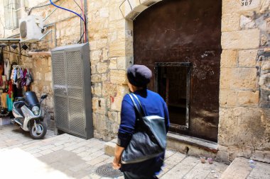 Kudüs İsrail 28 Mayıs 2018 David sokakta Müslüman çeyreğinde Eski Kudüs şehri sabahları yürüyüş bilinmeyenli insan görünümü
