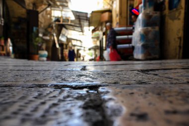 Kudüs İsrail 28 Mayıs 2018 David sokakta Müslüman çeyreğinde Eski Kudüs şehri sabahları yürüyüş bilinmeyenli insan görünümü