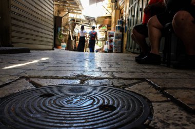 Kudüs İsrail 28 Mayıs 2018 David sokakta Müslüman çeyreğinde Eski Kudüs şehri sabahları yürüyüş bilinmeyenli insan görünümü