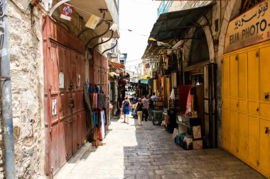 Kudüs İsrail 28 Mayıs 2018 David sokakta Müslüman çeyreğinde Eski Kudüs şehri sabahları yürüyüş bilinmeyenli insan görünümü