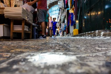 Kudüs İsrail 28 Mayıs 2018 David sokakta Müslüman çeyreğinde Eski Kudüs şehri sabahları yürüyüş bilinmeyenli insan görünümü