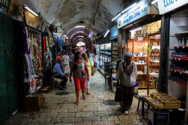 Kudüs İsrail 28 Mayıs 2018 David sokakta Müslüman çeyreğinde Eski Kudüs şehri sabahları yürüyüş bilinmeyenli insan görünümü