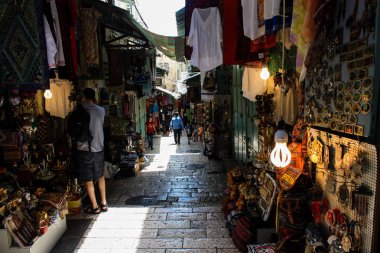 Kudüs İsrail 28 Mayıs 2018 David sokakta Müslüman çeyreğinde Eski Kudüs şehri sabahları yürüyüş bilinmeyenli insan görünümü