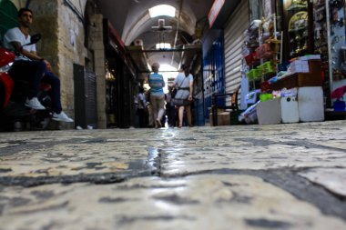 Kudüs İsrail 28 Mayıs 2018 David sokakta Müslüman çeyreğinde Eski Kudüs şehri sabahları yürüyüş bilinmeyenli insan görünümü
