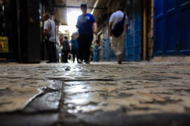 Kudüs İsrail 28 Mayıs 2018 David sokakta Müslüman çeyreğinde Eski Kudüs şehri sabahları yürüyüş bilinmeyenli insan görünümü