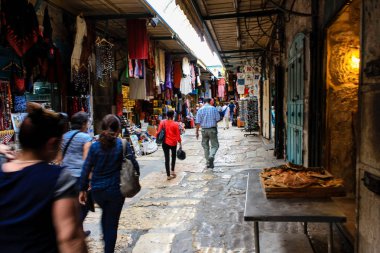 Kudüs İsrail 28 Mayıs 2018 David sokakta Müslüman çeyreğinde Eski Kudüs şehri sabahları yürüyüş bilinmeyenli insan görünümü