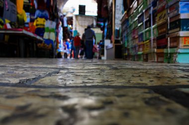 Kudüs İsrail 28 Mayıs 2018 David sokakta Müslüman çeyreğinde Eski Kudüs şehri sabahları yürüyüş bilinmeyenli insan görünümü