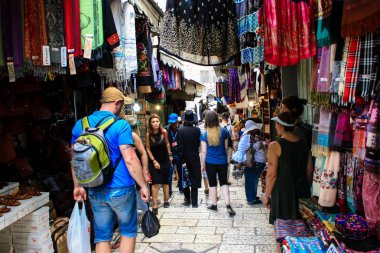 Kudüs İsrail 28 Mayıs 2018 David sokakta Müslüman çeyreğinde Eski Kudüs şehri sabahları yürüyüş bilinmeyenli insan görünümü