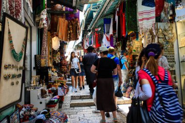 Kudüs İsrail 28 Mayıs 2018 David sokakta Müslüman çeyreğinde Eski Kudüs şehri sabahları yürüyüş bilinmeyenli insan görünümü