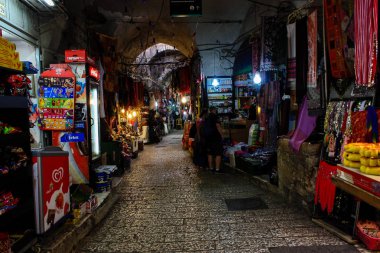 Kudüs İsrail 28 Mayıs 2018 David sokakta Müslüman çeyreğinde Eski Kudüs şehri sabahları yürüyüş bilinmeyenli insan görünümü