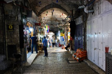 Kudüs İsrail 28 Mayıs 2018 David sokakta Müslüman çeyreğinde Eski Kudüs şehri sabahları yürüyüş bilinmeyenli insan görünümü